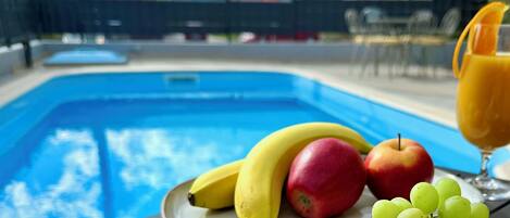 Utendørsbasseng og et oppvarmet basseng