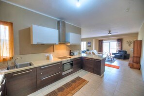 Réfrigérateur, micro-ondes, four, lave-vaisselle