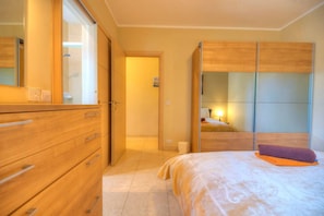 Desk, iron/ironing board, WiFi, bed sheets