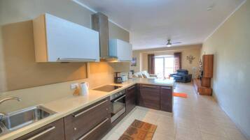 Geladeira, micro-ondas, fogão, lava-louças