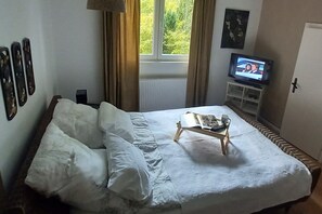 2 bedrooms, desk, iron/ironing board, WiFi