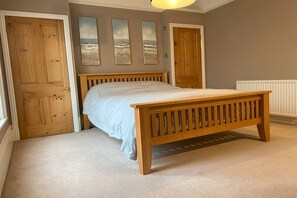 3 عدّة غرف نوم ومكواة/لوح كي وواي فاي وملاءات أسرّة