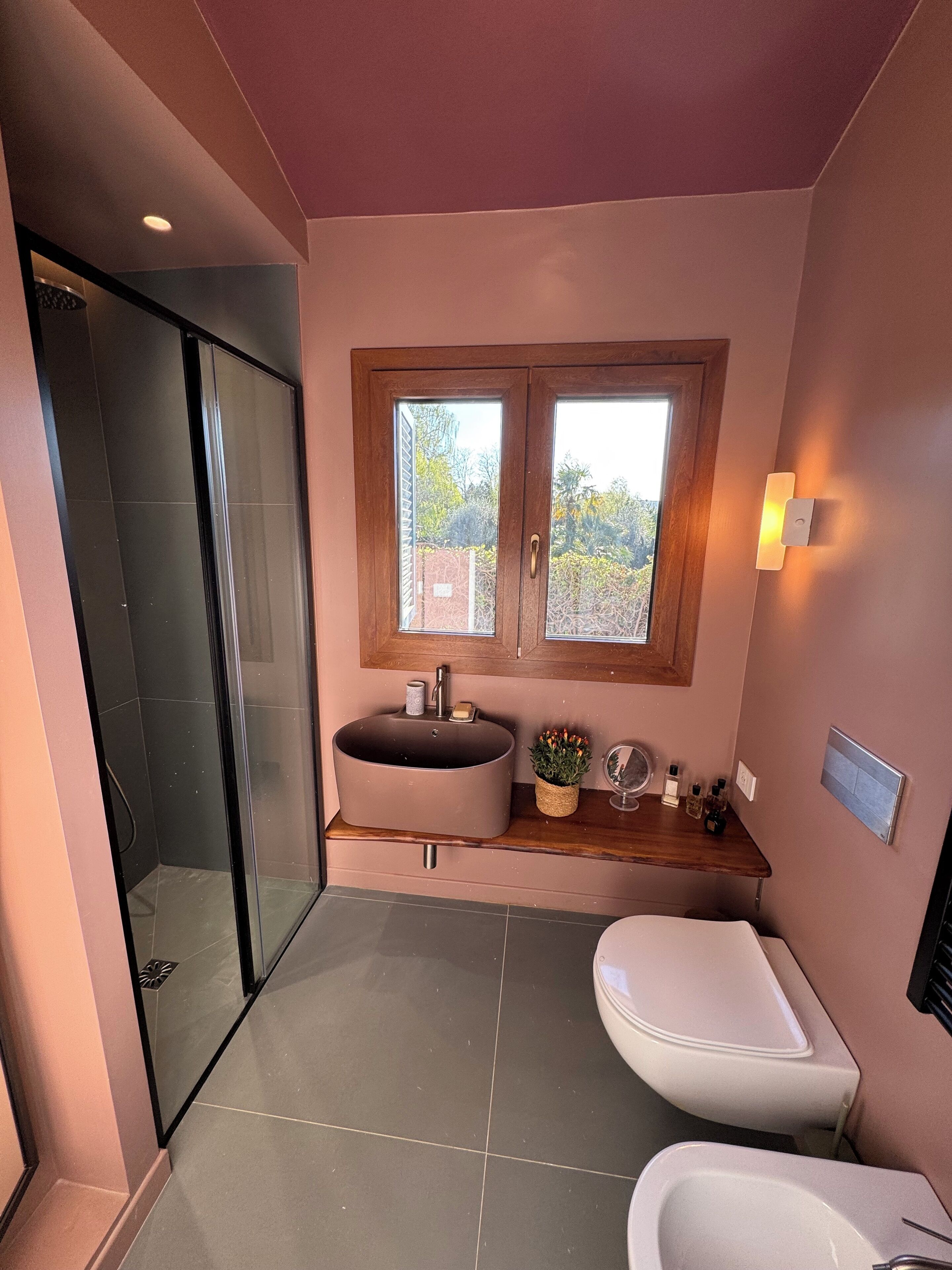 Een douche, een haardroger, een bidet, handdoeken