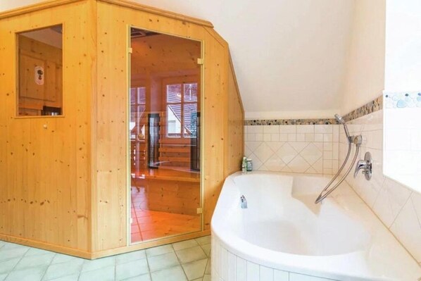 Douche, séchoir à cheveux, bidet, serviettes fournies
