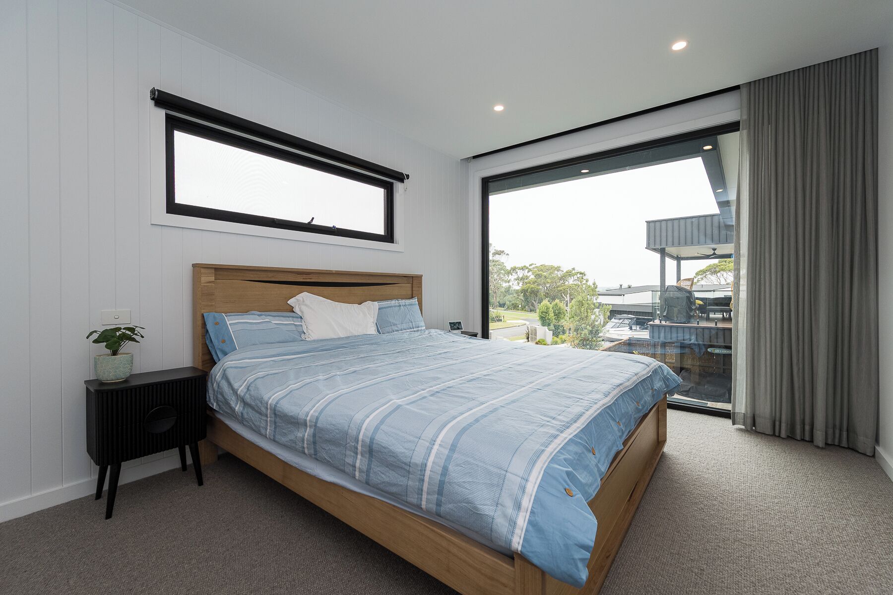 4 bedrooms, iron/ironing board, internet, bed sheets