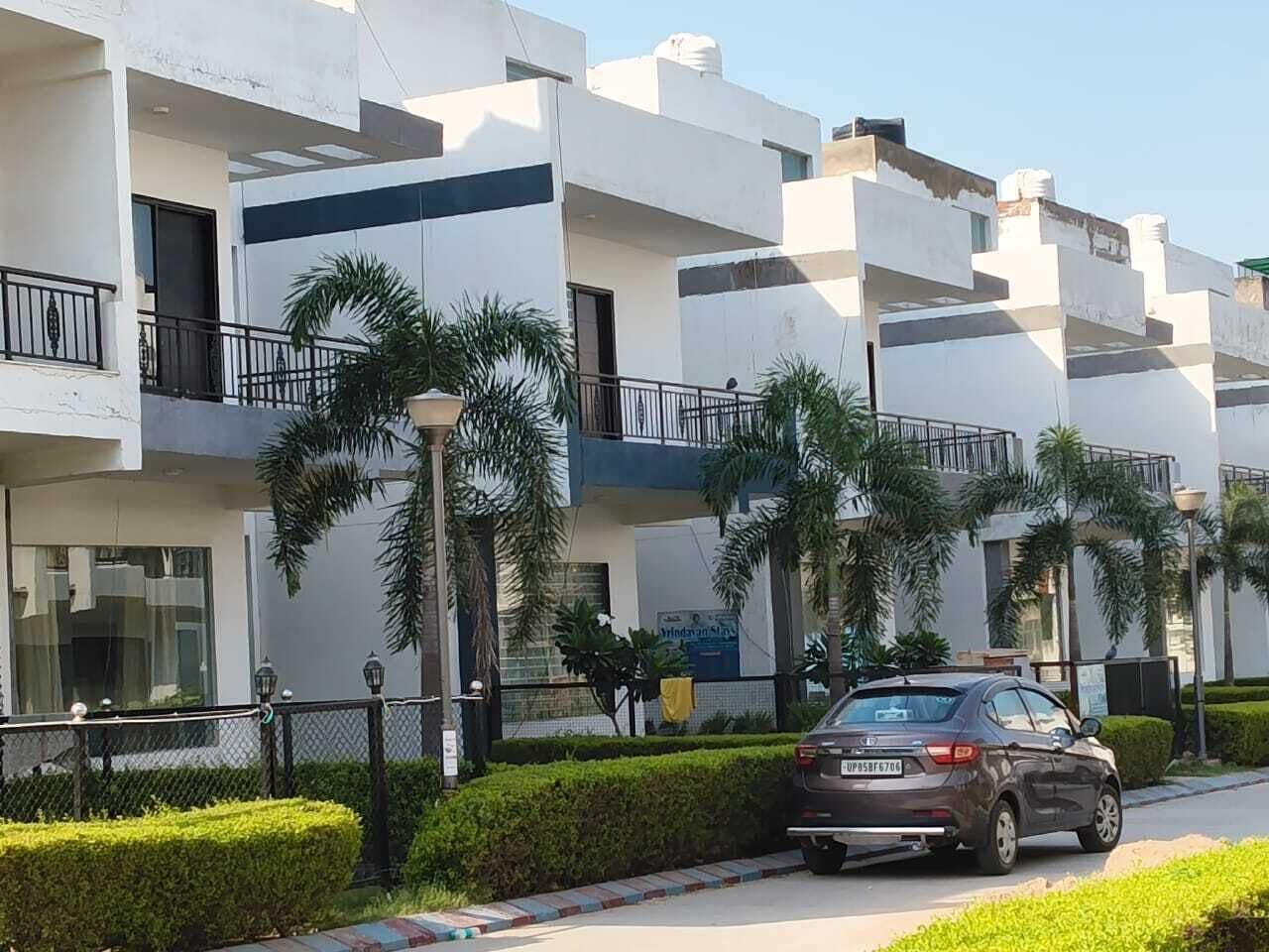 Vista frontal de la propiedad