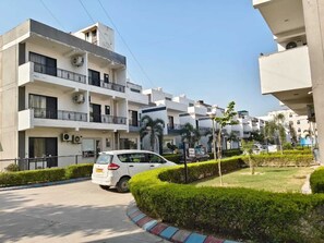 ด้านหน้าที่พัก