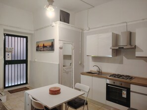 Micro-ondes, four, plaque de cuisson