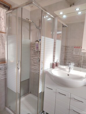 Douche, séchoir à cheveux, bidet, serviettes fournies