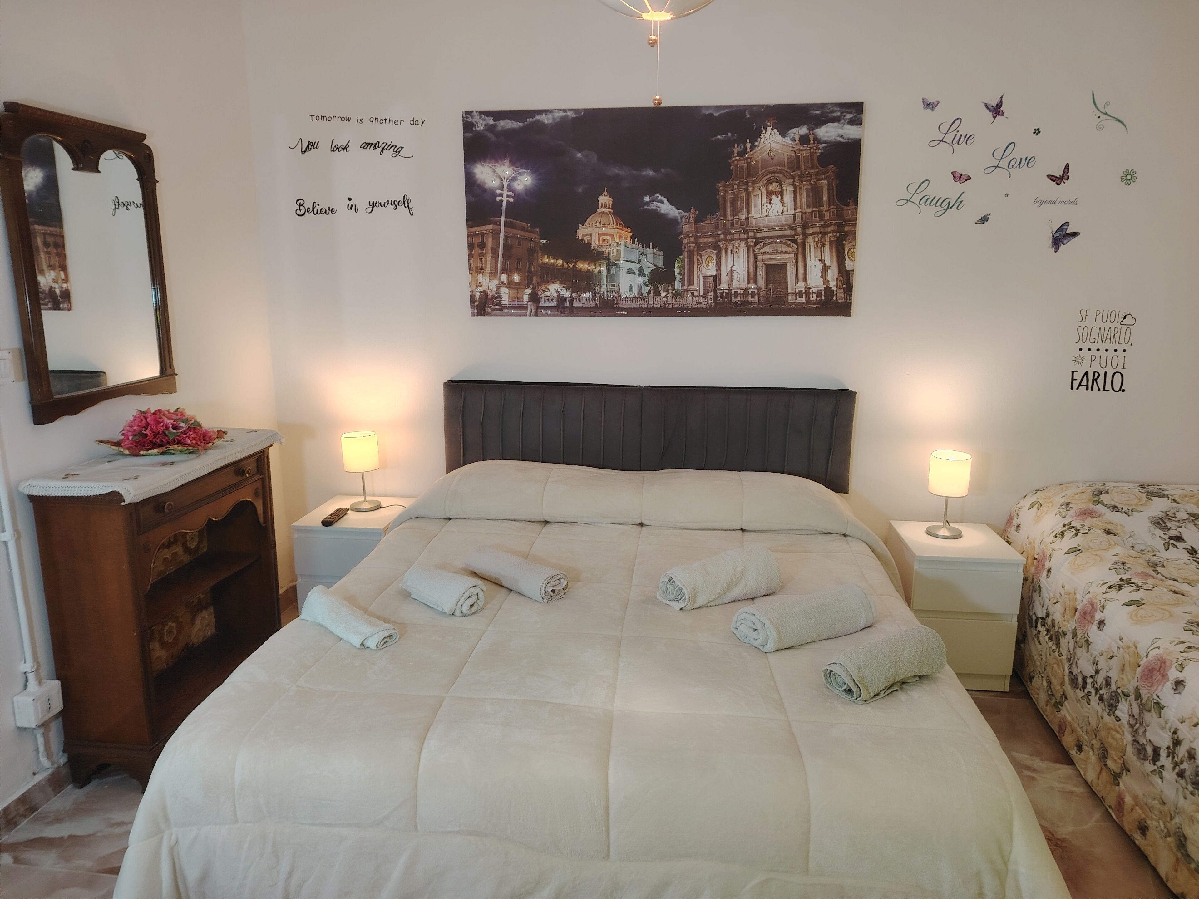 2 makuuhuonetta, silitysrauta/-lauta, vuodevaatteet