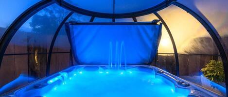 Indoor spa tub