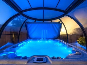 Indoor spa tub