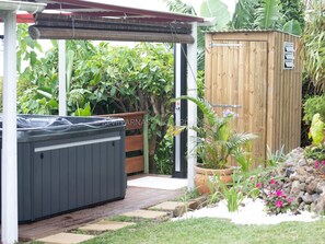 Outdoor spa tub - Guestrooms in Les Avirons - Authentic Creole Stay (Les Avirons)