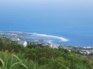 Une ville côtière qui se distingue par son imposante église blanche, sa végétation luxuriante et sa vue imprenable sur l’océan.