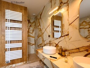Bathroom - Charming House with Private Pool, Gym and Sauna (Saint-Sauveur-le-Vicomte)