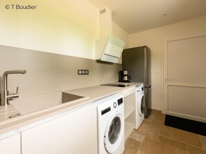 Fridge, microwave, dishwasher - Charming House with Private Pool, Gym and Sauna (Saint-Sauveur-le-Vicomte)