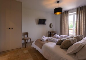 4 bedrooms, free WiFi - Charming House with Private Pool, Gym and Sauna (Saint-Sauveur-le-Vicomte)