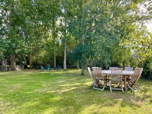 Outdoor dining - Cozy house in Montfarville, near Saint-Vaast-la-Hougue (Montfarville)