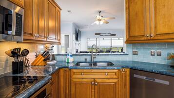 Geladeira, micro-ondas, fogão, cooktop