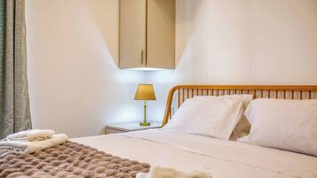 Desk, iron/ironing board, WiFi, bed sheets