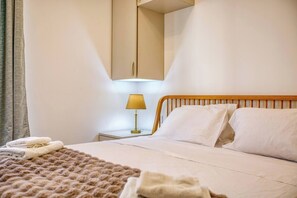 Desk, iron/ironing board, WiFi, bed sheets