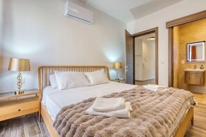 Escritorio, tabla de planchar con plancha, wifi y ropa de cama 