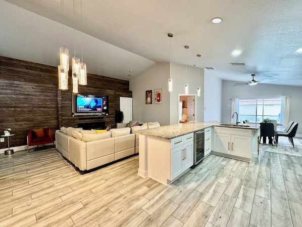 Smart TV - Modern 4BR/2BA with pool in gated community (Kissimmee)
