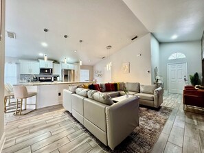 Smart TV - Modern 4BR/2BA with pool in gated community (Kissimmee)