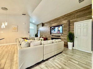 Smart TV - Modern 4BR/2BA with pool in gated community (Kissimmee)
