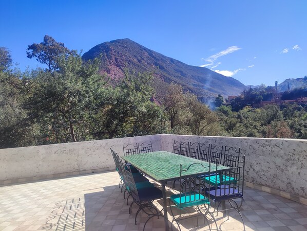 Outdoor dining - Chez Yahia, in the heart of Ourika, apartment with panoramic view (Ourika)