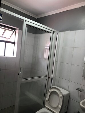 Regadera, toallas, jabón, papel de baño 