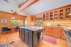 Fridge, microwave, oven, stovetop - The Cabin at Idyllwood Farm (Georgetown)