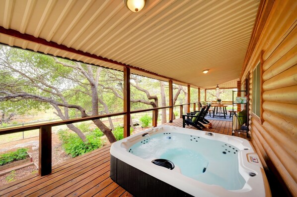 Indoor spa tub - The Cabin at Idyllwood Farm (Georgetown)