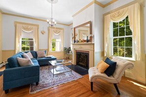 Smart TV, offices, computer monitors - A historic, opulent retreat surrounded by sprawling lawns and peaceful countryside beauty. (Trumansburg)