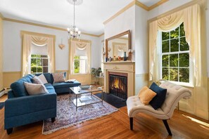 Smart TV, offices, computer monitors - The Pillars | Historic Estate | Opulent Design | Sprawling Lawns (Trumansburg)