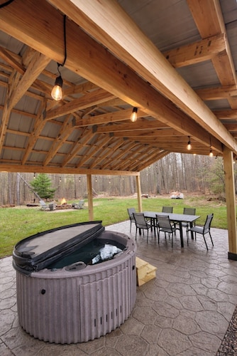 Charming 2-bedroom cabin in right next to Kinzua with AC