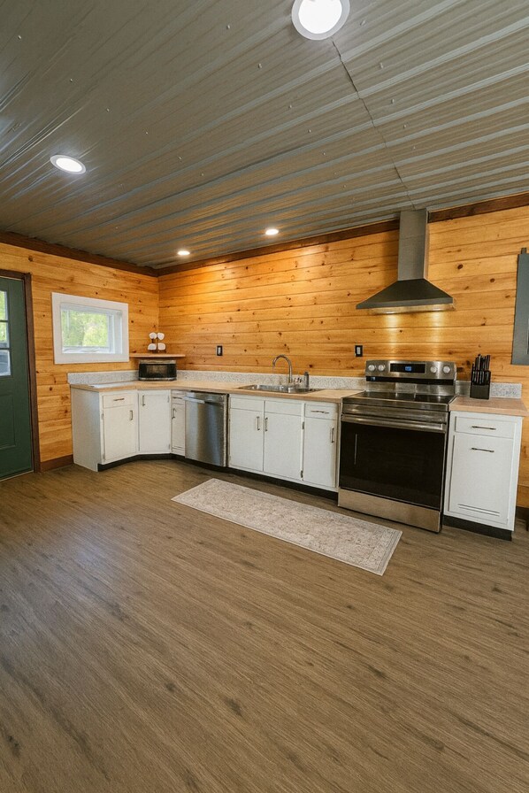 Microondas, horno, parrilla de estufa y lavavajillas