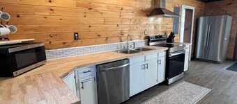Charming 2-bedroom cabin in right next to Kinzua with AC