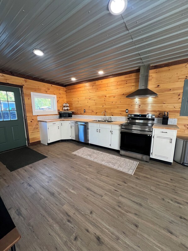 Four Ă micro-ondes, un four, surface de cuisson, lave-vaisselle