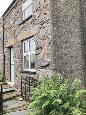 Exterior detail - 1 Penygroes cosy slate cottage within the Eryri/Snowdonia National Park (Penmachno)