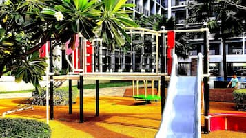 Lasten leikkialue ulkona