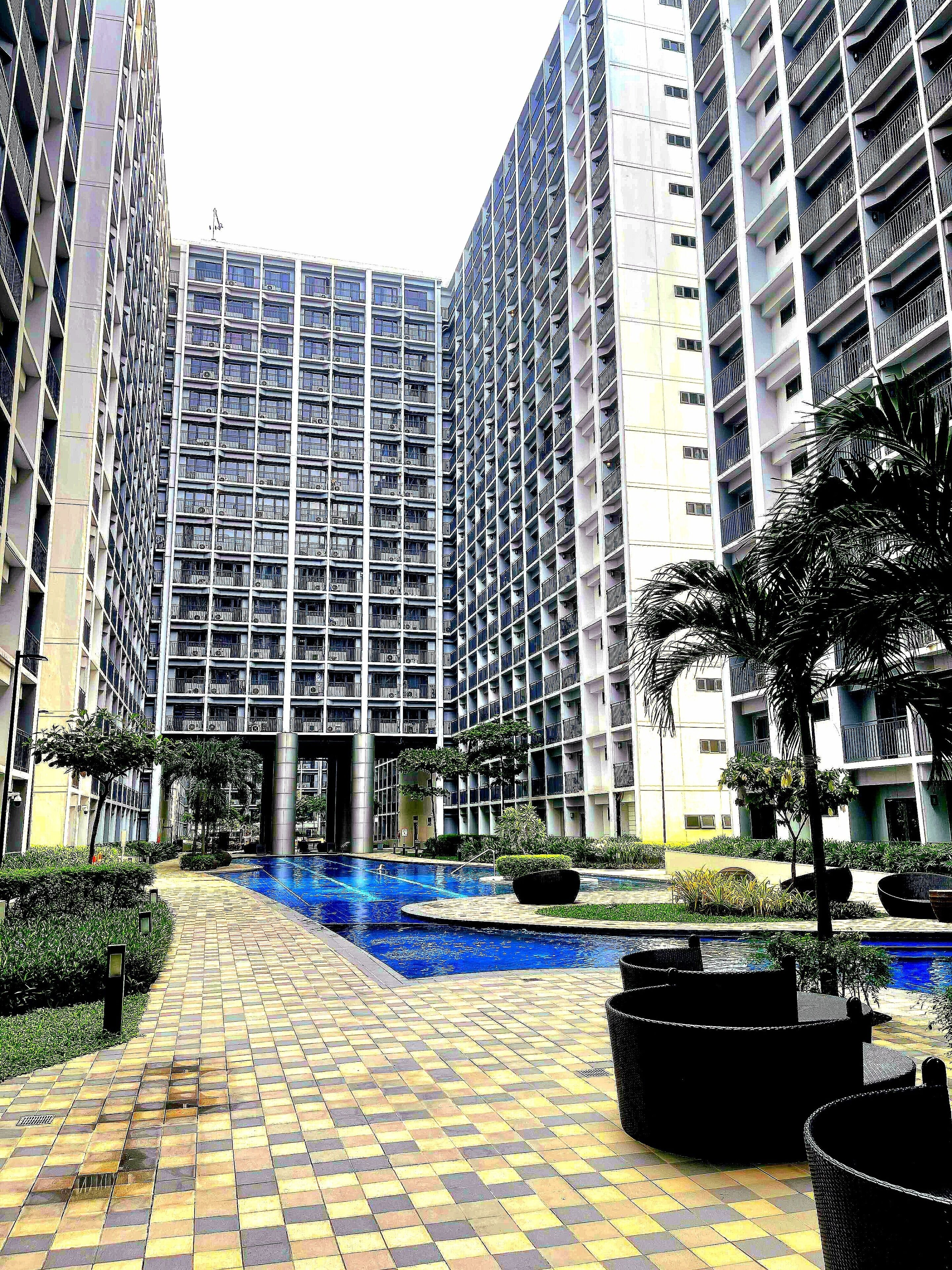 2 من حمّامات السباحة الخارجية، مظلات على حمّام السباحة، مقاعد للتشمس