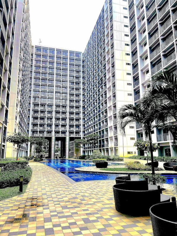 2 outdoor pools, open 6:00 AM to 10:00 PM, pool umbrellas, pool loungers - Casa Felice at Shore 2 Residences (Pasay)