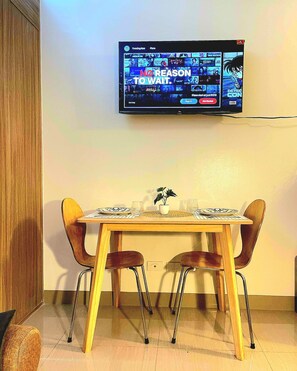 Standaard appartement, 1 slaapkamer, balkon, uitzicht op stad | Dineren in de kamer