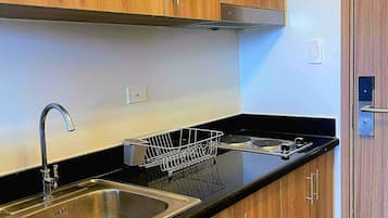 Standard Condo, 1 Bedroom, Balcony, City View | Private kitchen