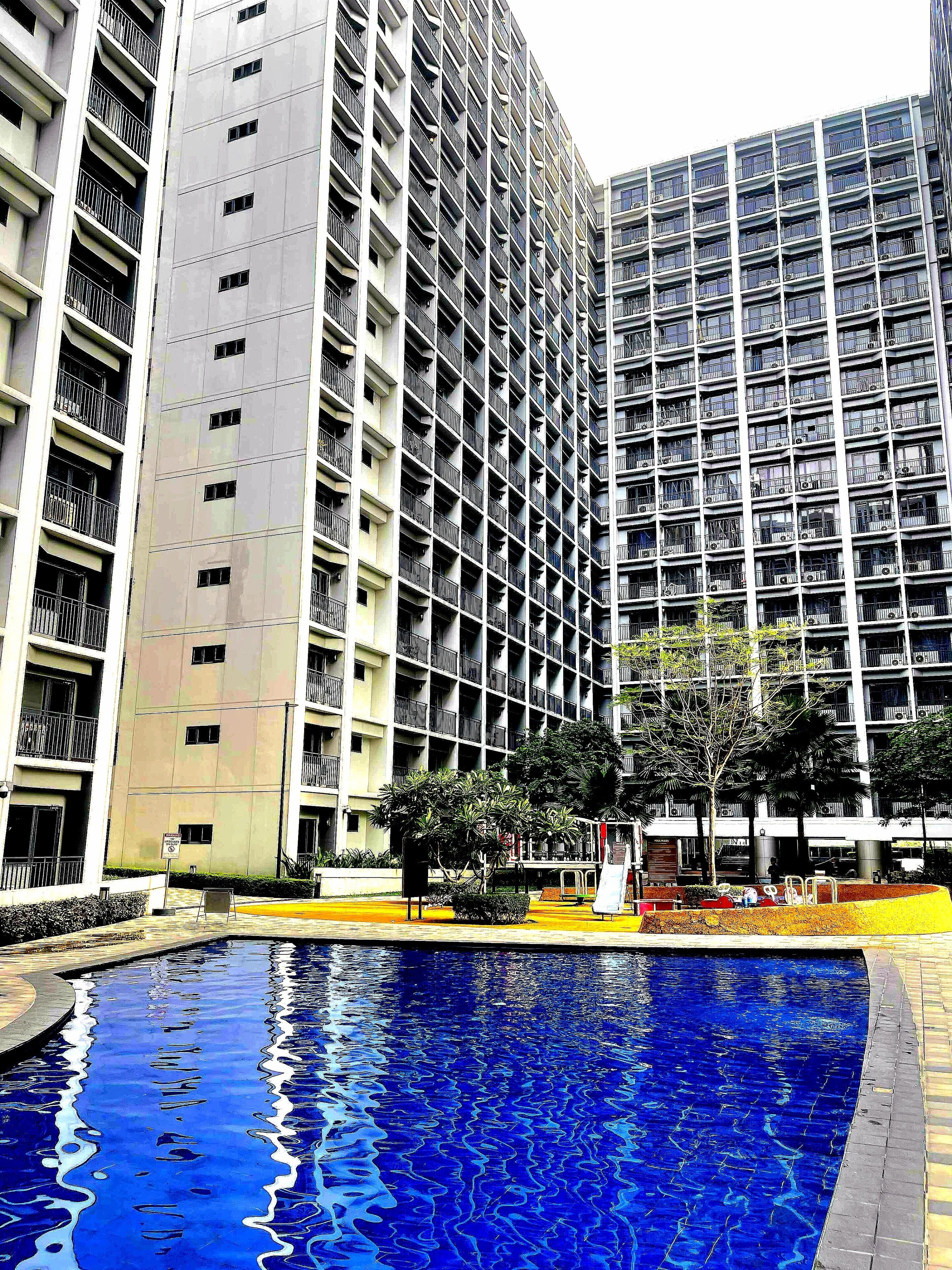 2 室外游泳池，06:00 至 22:00 开放，池畔遮阳伞，日光浴躺椅