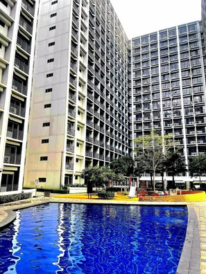 2 つの屋外プール、営業時間 6:00 ～ 22:00、プール パラソル、サンラウンジャー