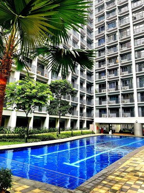 2 outdoor pools, open 6:00 AM to 10:00 PM, pool umbrellas, sun loungers - Casa Felice at Shore 2 Residences (Pasay)