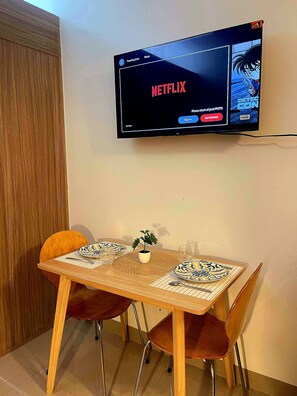 Standard Condo, 1 Bedroom, Balcony, City View | In-room dining