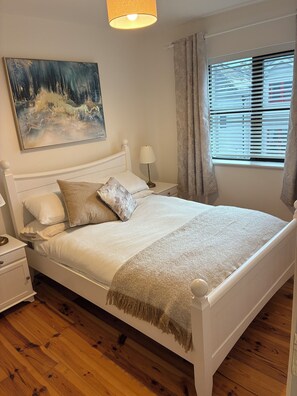 Tabla de planchar con plancha, wifi gratis y ropa de cama 